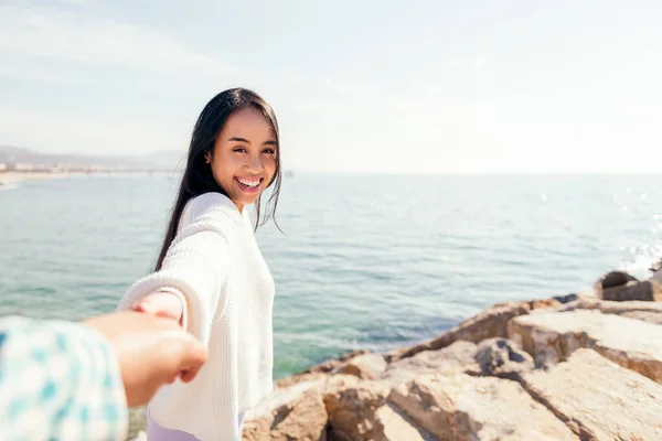 Šťastná Mladá Asijská Žena Drží Ruce Svým Partnerem Lásky Koncept — Stock fotografie