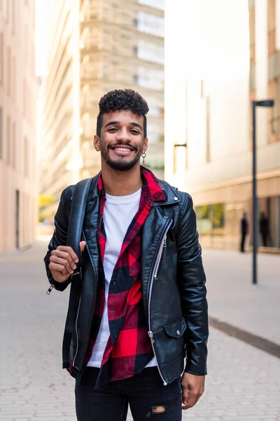 Stilvolle Junge Lateinamerikanische Studentin Glücklich Lächelnd Der Stadt Konzept Des — Stockfoto