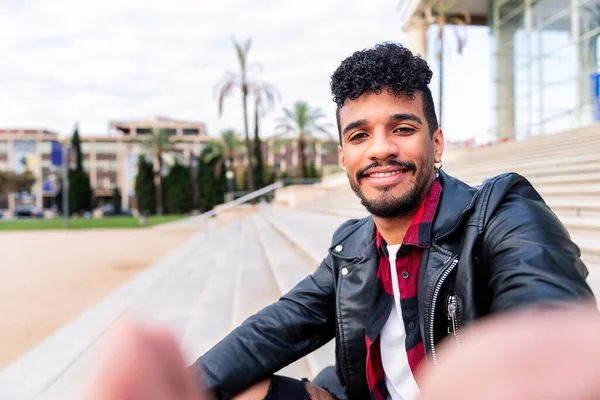 Selfie Eines Jungen Lateinischen Mannes Der Glücklich Einem Stadtpark Lächelt — Stockfoto