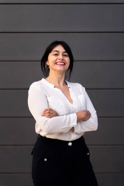 Kollarını kavuşturarak gülümseyen mutlu iş kadını, başarılı girişimci ve şehir yaşam tarzı kavramı, metin için kopya alanı