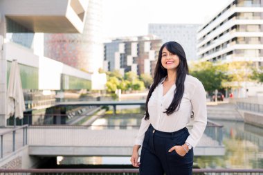 Şehrin finans bölgesinde kameraya gülümseyen başarılı iş kadını, girişimci ve şehir yaşam tarzı kavramı, metin için kopyalama alanı