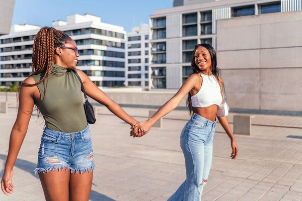 Due Giovani Amici Africani Camminano Sorridenti Tenendosi Mano Concetto Amicizia — Foto Stock