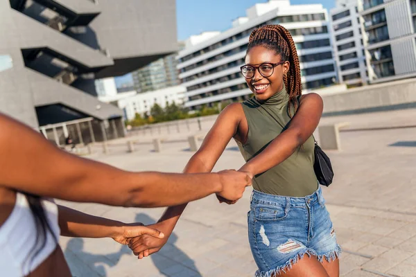 Δύο Νέοι Μαύροι Φίλοι Διασκεδάζουν Περιδιαβαίνοντας Την Πόλη Την Έννοια — Φωτογραφία Αρχείου