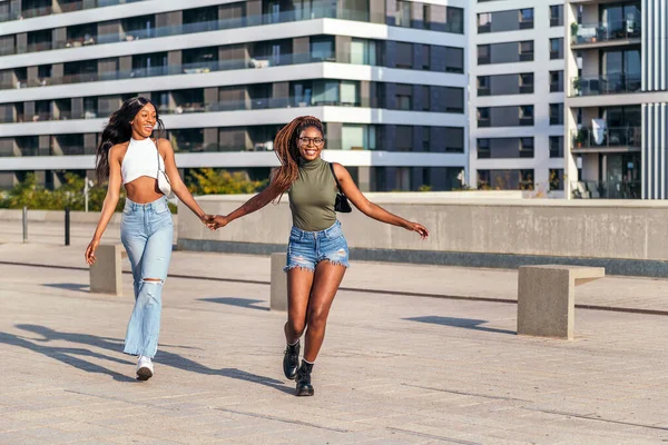 Due Giovani Amici Neri Divertono Passeggiare Città Concetto Amicizia Stile — Foto Stock