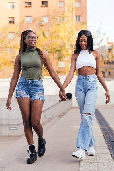 Jong Zwart Vrouw Paar Wandelen Hand Vasthouden Concept Van Liefde — Stockfoto