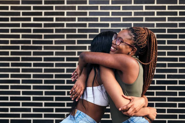 Пара Молодых Африканских Женщин Улыбающихся Счастливо Обнимающих Друг Друга Перед — стоковое фото