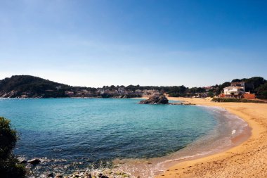 Palamos 'taki Cala La Fosca plajı Girona' daki Costa Brava, doğa ve denizcilik yaşam tarzı kavramı.