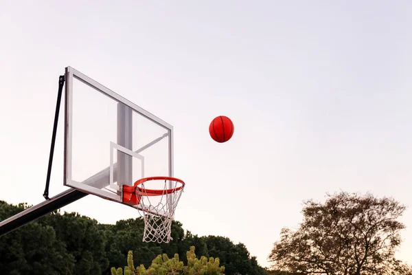 Ball Fliegt Basketballkorb Mit Himmel Hintergrund Konzept Des Urbanen Sports — Stockfoto