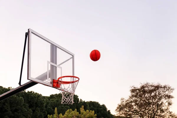 Pelota Volando Aro Baloncesto Con Cielo Fondo Concepto Deporte Urbano — Foto de Stock