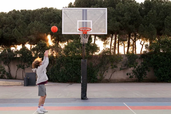 Unrecognizable Young Caucasian Man Shooting Baskets City Park Court Concept — Stock Photo, Image