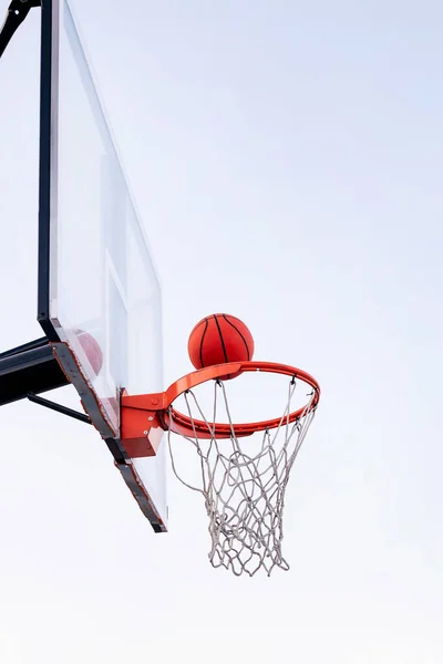Ball Entering Basketball Hoop Sky Background Concept Urban Sport Outdoors — Stock Photo, Image