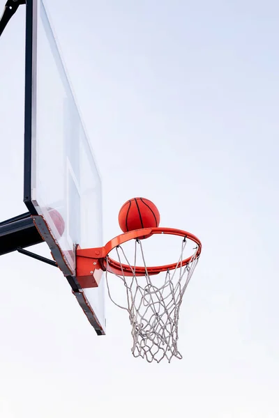 Top Arka Planda Gökyüzü Olan Bir Basketbol Potasına Giriyor Şehir — Stok fotoğraf