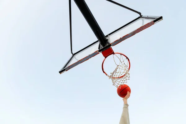 Pohled Zdola Ruční Natáčení Koše Basketbalovém Koši Oblohou Pozadí Koncept — Stock fotografie