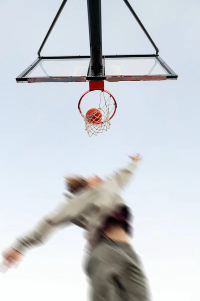 Hombre Irreconocible Debido Desenfoque Movimiento Disparar Una Canasta Una Cancha — Foto de Stock