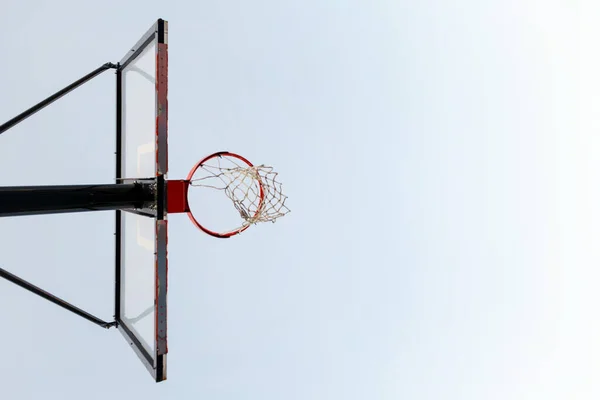 Foto Horizontal Una Vista Aro Baloncesto Desde Abajo Con Cielo — Foto de Stock