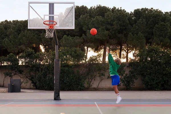 Şehir Parkında Basket Atan Tanınmamış Genç Latin Kadın Şehir Sporu — Stok fotoğraf