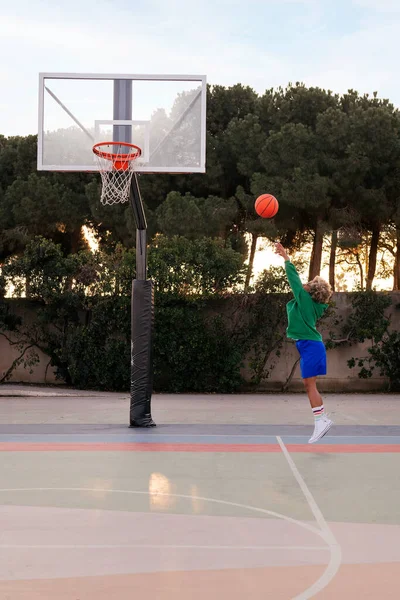 Şehir parkında basket atan tanınmamış genç Latin kadın, şehir sporu kavramı.