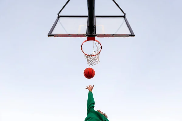 Basketbol Sahasında Oynayan Tanınmayan Latin Bir Kadın Arka Planda Gökyüzü — Stok fotoğraf