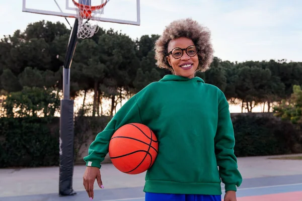 Улыбающаяся Латинская Женщина Мячом Баскетбольной Площадке Городском Парке Концепция Городского — стоковое фото