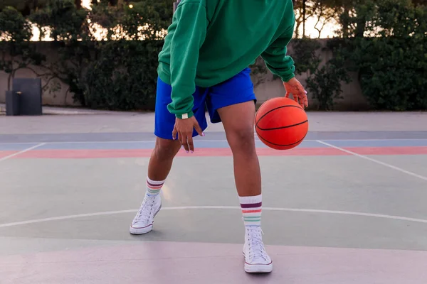 Ноги Неузнаваемой Латинской Женщины Играющей Баскетбольной Площадке Городском Парке Концепция — стоковое фото
