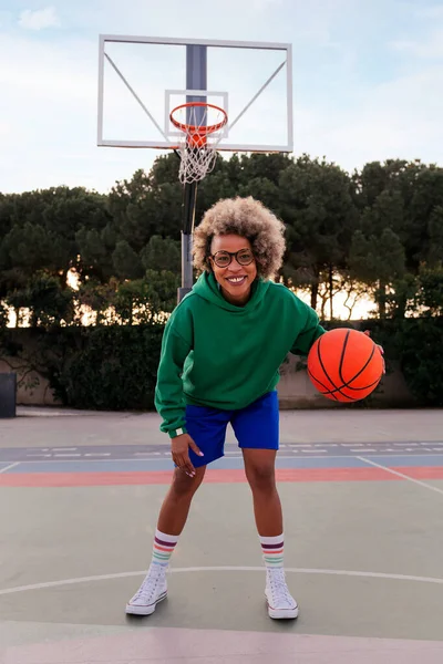 Mujer Latina Sonriente Jugando Cancha Baloncesto Parque Ciudad Concepto Deporte — Foto de Stock