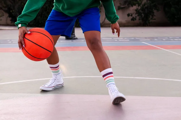 Ноги Неузнаваемой Женщины Играющей Баскетбольной Площадке Открытым Небом Концепция Городского — стоковое фото