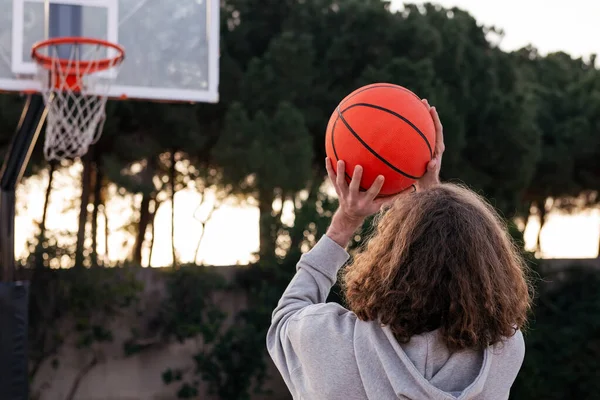 Rückansicht Eines Unkenntlichen Mannes Der Einen Ball Einen Basketballkorb Wirft — Stockfoto