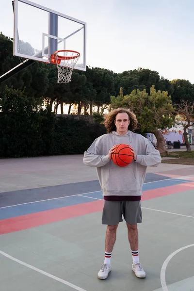 Hombre Caucásico Una Cancha Baloncesto Sosteniendo Una Pelota Sus Manos — Foto de Stock