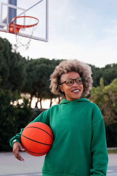 Uśmiechnięta Latynoska Kobieta Piłką Boisku Koszykówki Parku Miejskim Koncepcja Sportów — Zdjęcie stockowe