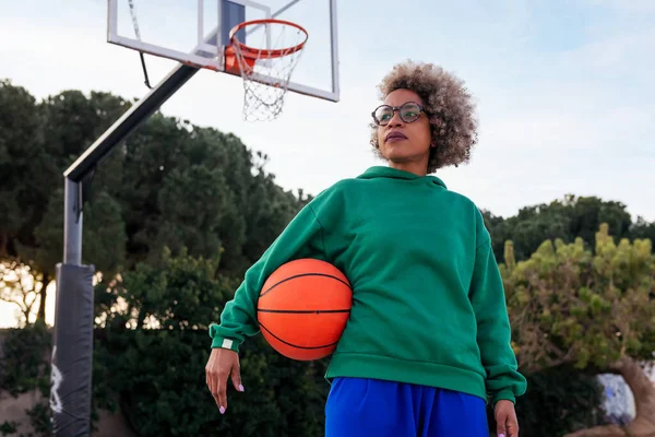 Латинская Женщина Мячом Мышкой Баскетбольной Площадке Городском Парке Концепция Городского — стоковое фото