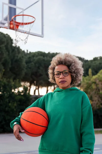 Mujer Latina Aire Libre Con Una Pelota Baloncesto Bajo Brazo — Foto de Stock