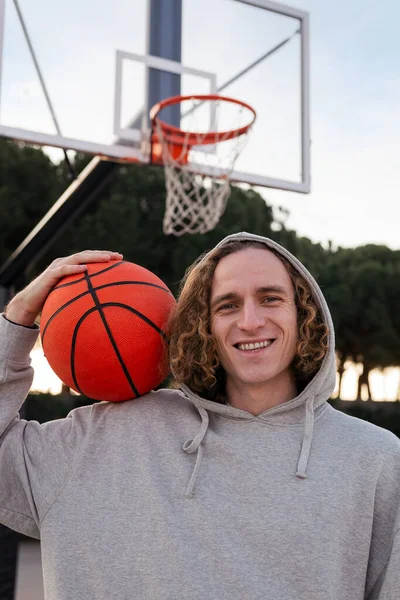 Retrato Vertical Joven Sonriente Sosteniendo Una Pelota Baloncesto Una Pista — Foto de Stock