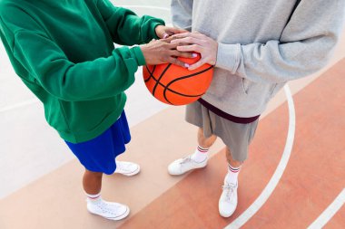 Tanımlanamayan beyaz erkek ve Latin kadın basketbol, arkadaşlık ve şehir sporu kavramını devrediyor.
