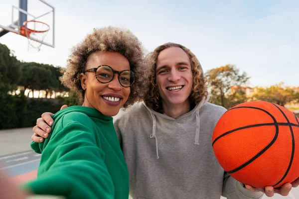 Selfie Latin Woman Caucasian Man Smiling Happy Playing City Park — Foto de Stock