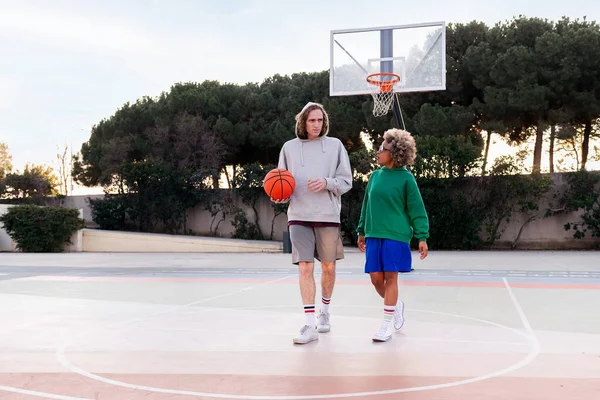 Couple Friends Chatting While Walking Basketball Court Training Concept Friendship — стоковое фото