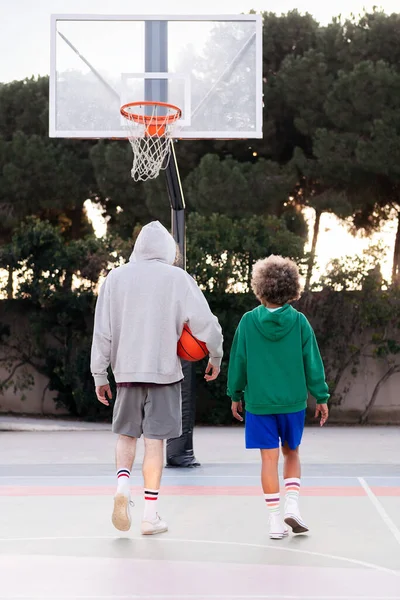 Rear View Latin Woman Caucasian Man Chatting Walking Court Basketball — стоковое фото