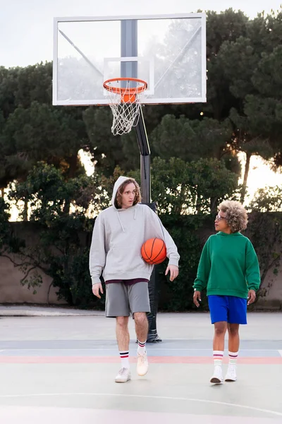 Latin Woman Caucasian Man Chatting Walking Court Basketball Practice Concept — Fotografia de Stock