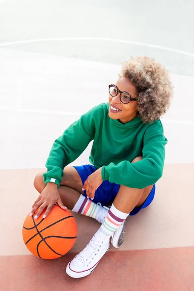 Mujer Latina Sonriente Descansando Sentada Cancha Después Jugar Baloncesto Concepto — Foto de Stock