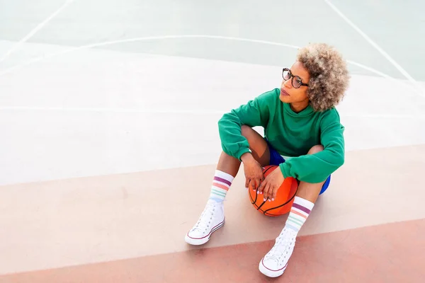 Latin Woman Resting While Sitting Court Basketball Practice Concept Urban — Stock Photo, Image