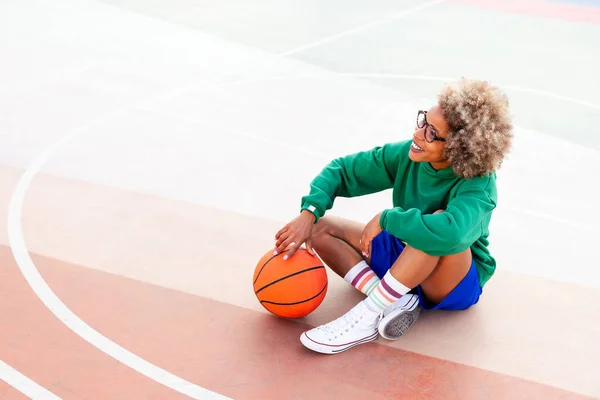 Mujer Latina Sonriente Descansando Sentada Cancha Después Jugar Baloncesto Concepto — Foto de Stock