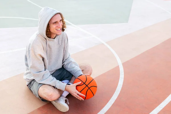 Smiling Caucasian Man Resting Sitting Court Basketball Practice Concept Urban — Foto de Stock