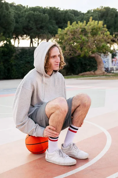 Hombre Caucásico Sentado Cancha Después Jugar Baloncesto Concepto Deporte Urbano — Foto de Stock