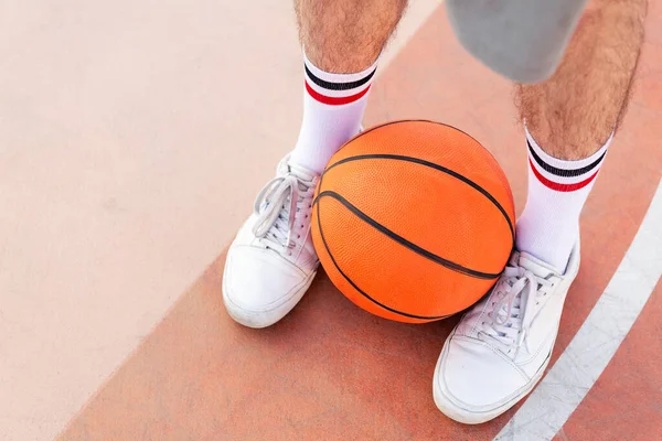 Nahaufnahme Eines Balles Der Auf Einem Basketballfeld Zwischen Den Füßen — Stockfoto