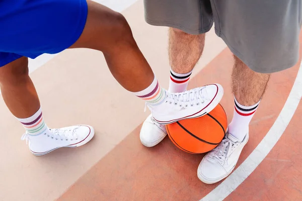 Detail Legs Man Woman Holding Ball Basketball Court Concept Friendship — Fotografia de Stock