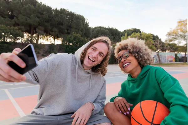 Muž Žena Sdílení Dobrý Čas Selfie Telefonem Hraní Basketbalu Městském — Stock fotografie