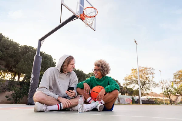 Paar Vrienden Lachen Plezier Hebben Het Veld Een Basketbaltraining Een — Stockfoto