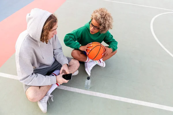 Couple Friends Chatting Sharing Good Time Sitting Court Basketball Game — Stock Photo, Image