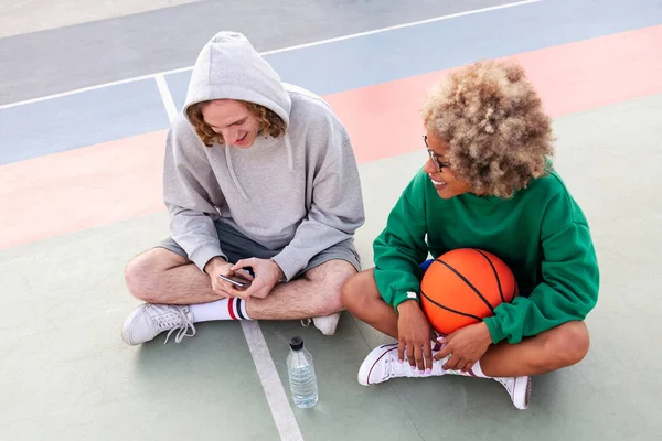 Couple Friends Chatting Sharing Good Time Sitting Court Basketball Practice — Foto de Stock