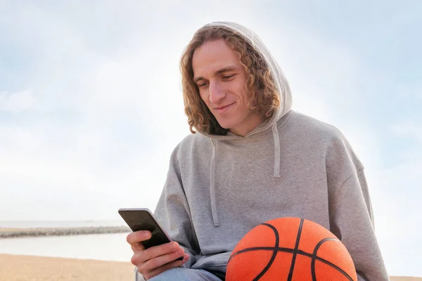 Sonriente Hombre Caucásico Una Sudadera Con Capucha Usando Teléfono Lado — Foto de Stock