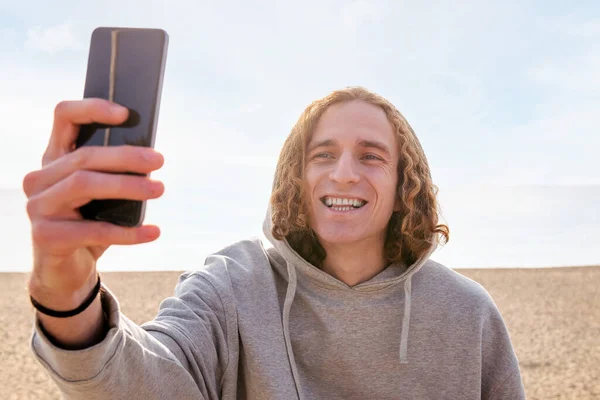 Sonriente Hombre Caucásico Una Sudadera Con Capucha Tomando Una Selfie — Foto de Stock